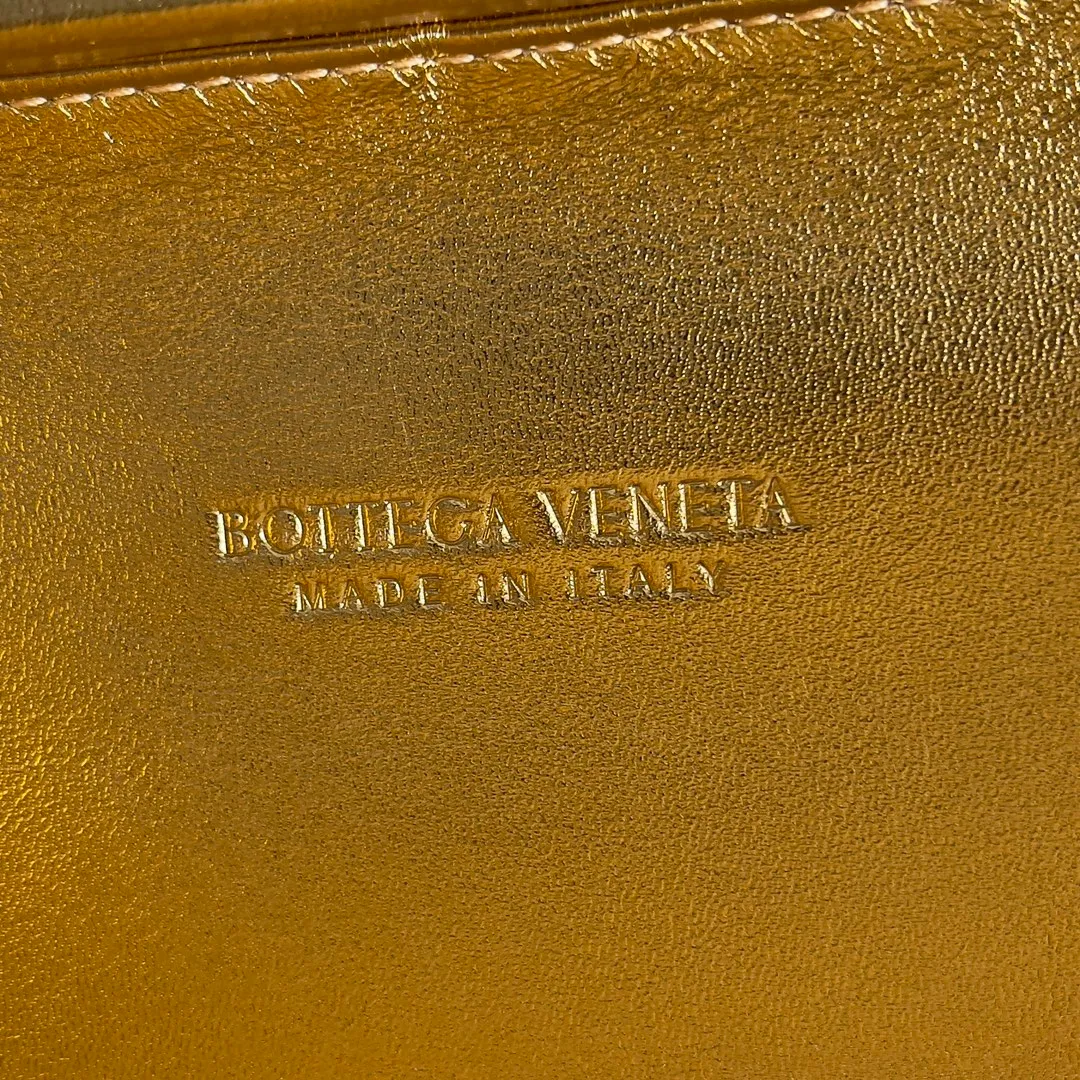 Batch 2060 Bottega Veneta 24 spring fashionable petal woven evening bag. No logo, no matter how shiny, this evening bag has gorgeous colors and eye-catching colors, and the forging of petal craftsmanship reveals the prosperity of spring. Original leather ➕ stainless steel hardware ➕ 24k real gold plating ➕ all handmade. Anyone who knows the history of our brand should have heard that the knot is a story of Bottega Veneta, and it is also one of the more important perfectly designed styles. Style number: 717622 Size: 20.5*6*12.5